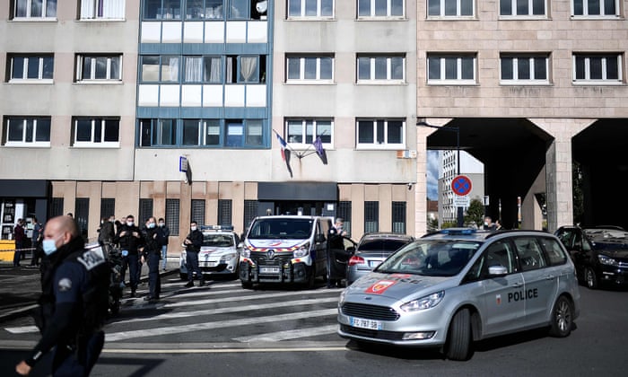 Kantor polisi Paris diserbu massa dengan batang logam dan kembang api