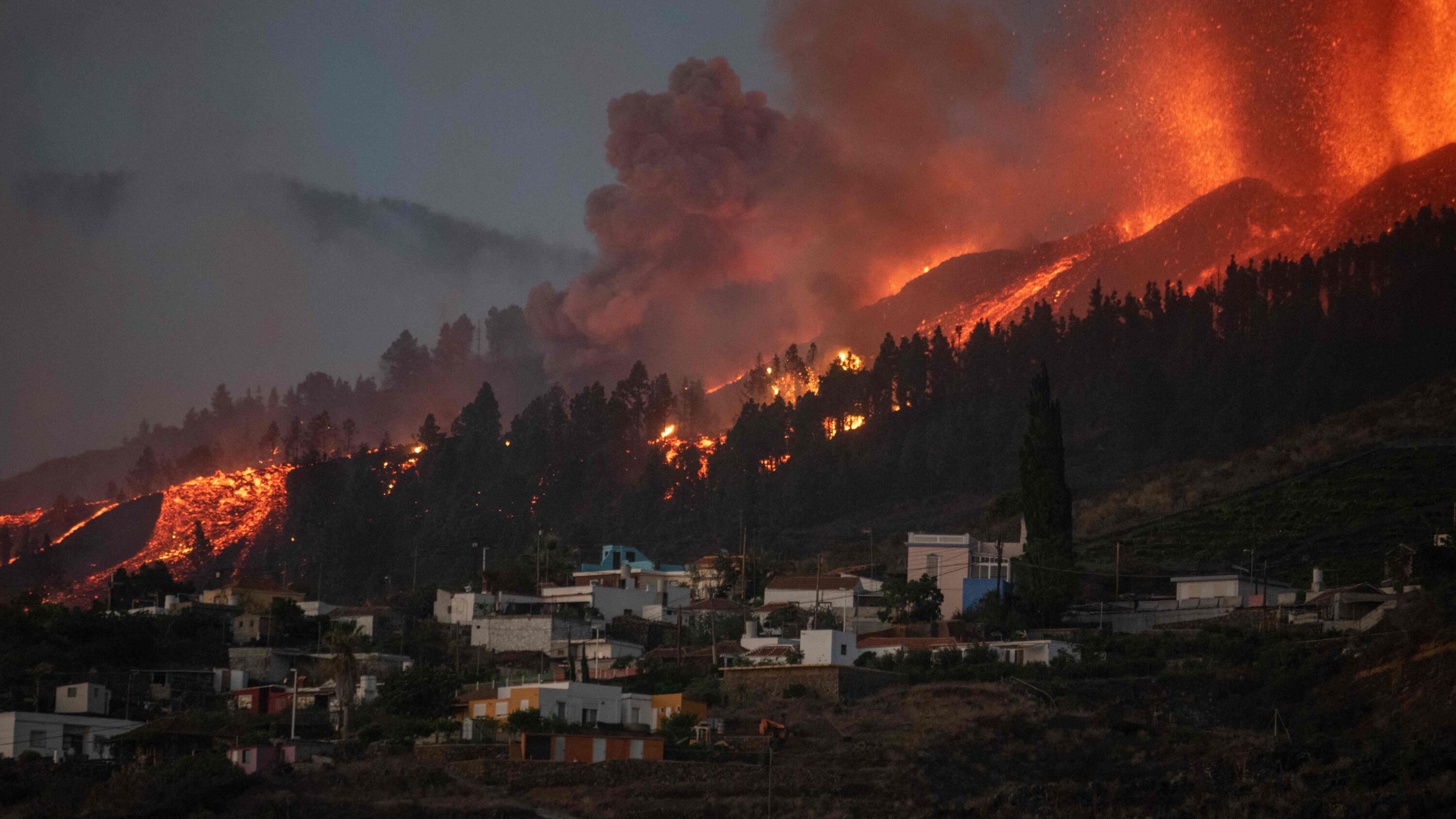 Gunung Berapi La Palma: Letusan Berlanjut Setelah Gempa Bumi Mendorong Evakuasi Lebih Lanjut