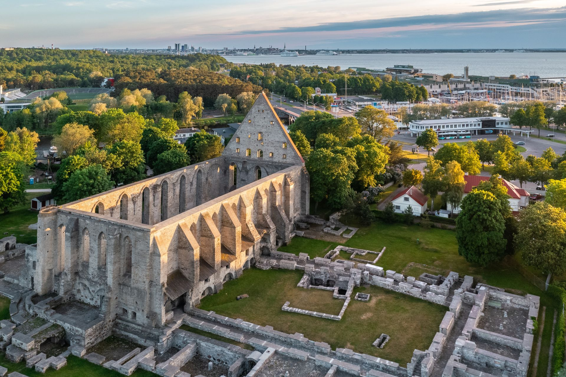 Pirita Convent Ruins, Tallinn: Keheningan Abad Pertengahan di Tepi Sungai Baltik