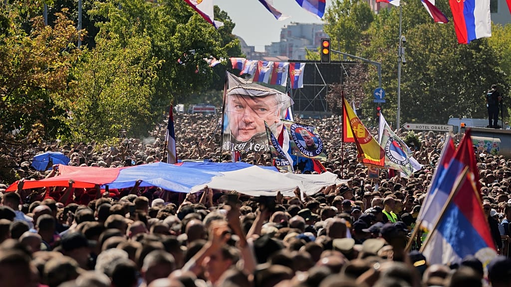 Pemimpin Uni Eropa Kecam Keras Serbia Atas Penghormatan dalam Pemakaman Penjahat Perang Ratko Mladić